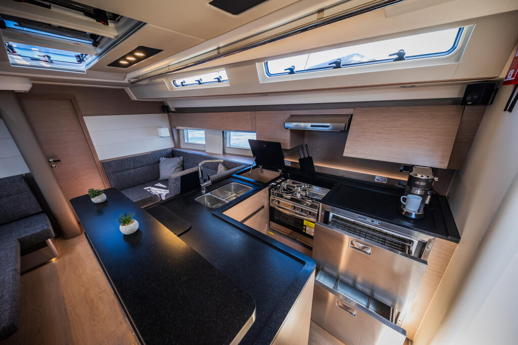 Sailing yacht 