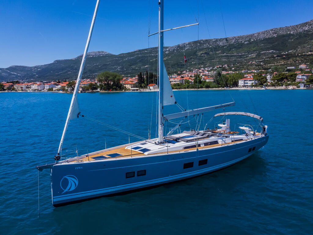 Sailing yacht 