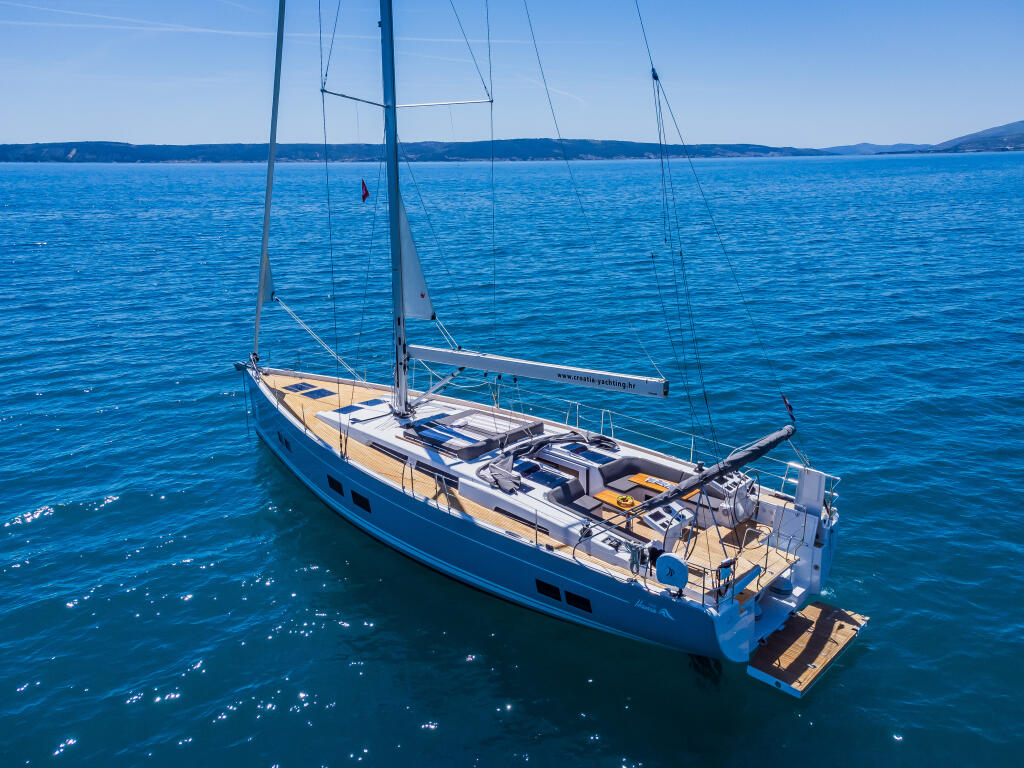 Sailing yacht 