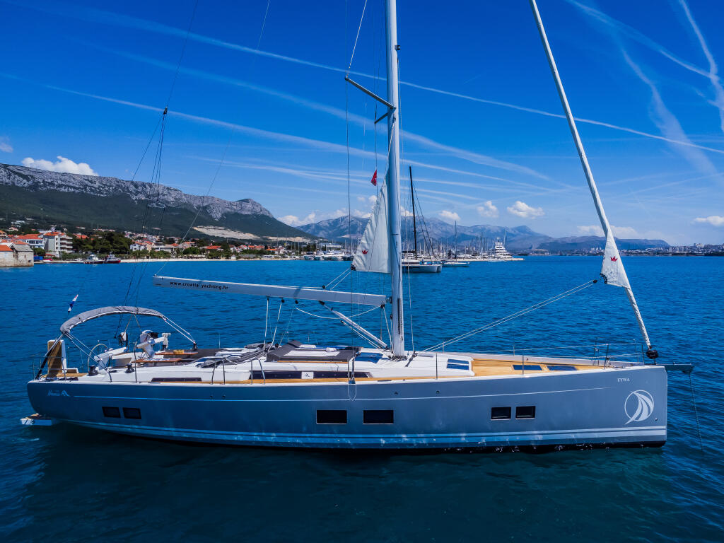 Sailing yacht 