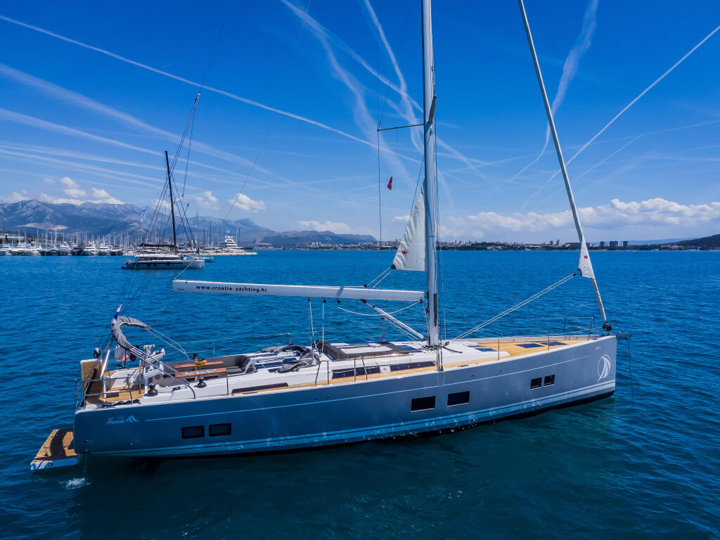 Sailing yacht 