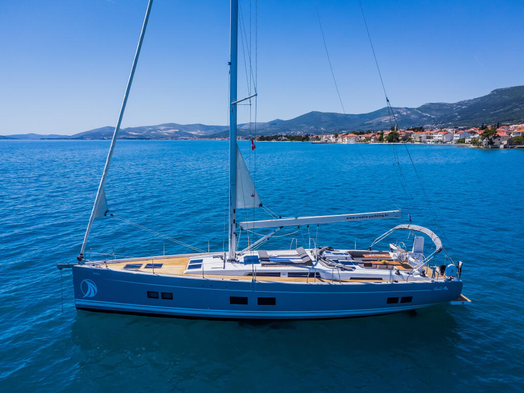 Sailing yacht 