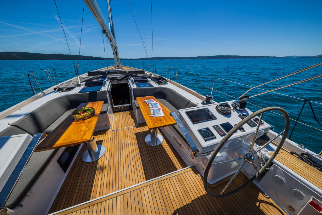Sailing yacht 
