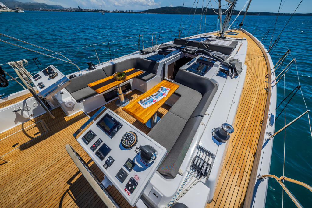Sailing yacht 