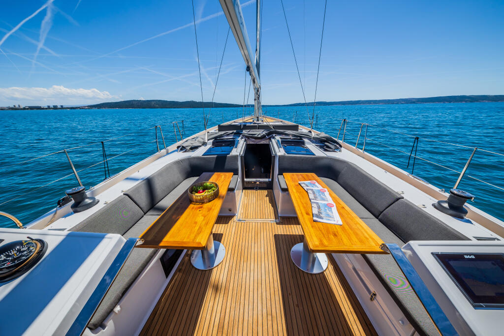 Sailing yacht 