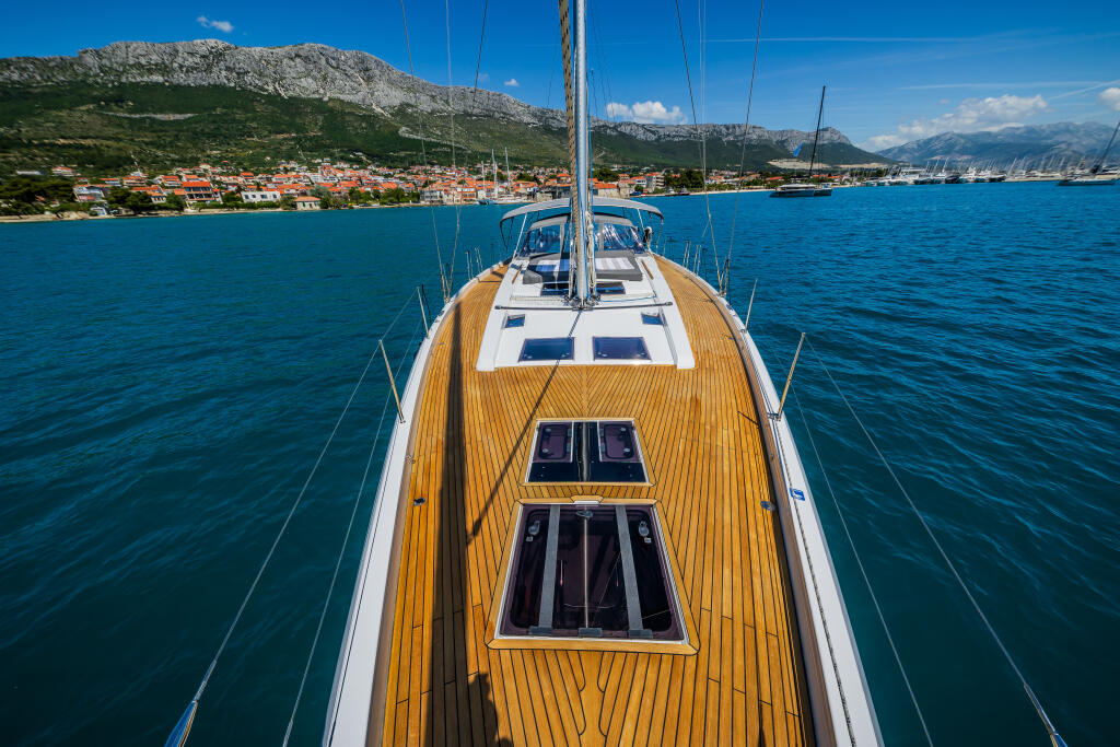 Sailing yacht 