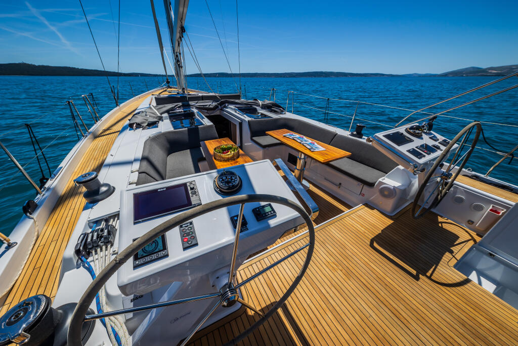 Sailing yacht 