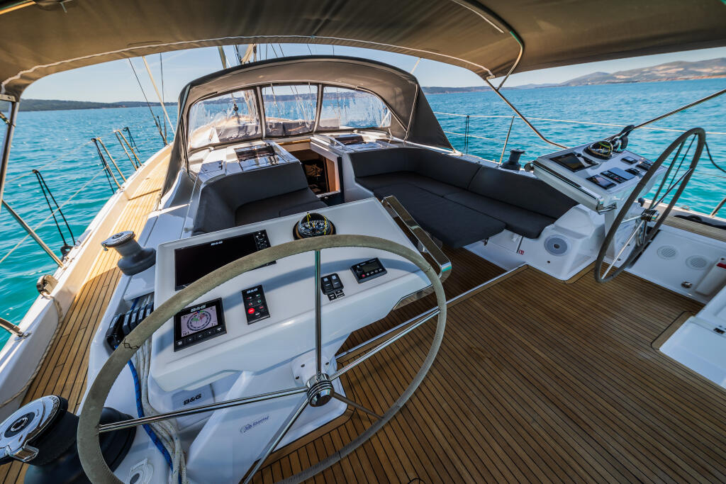 Sailing yacht 