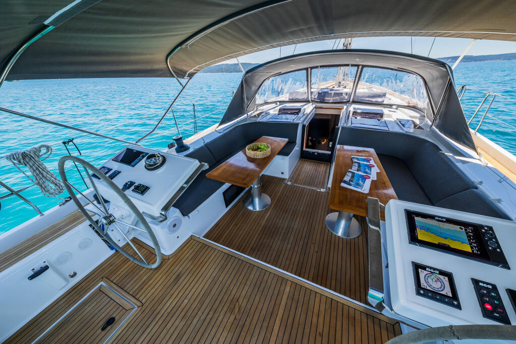 Sailing yacht 