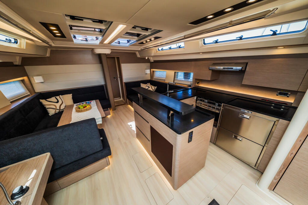 Sailing yacht 