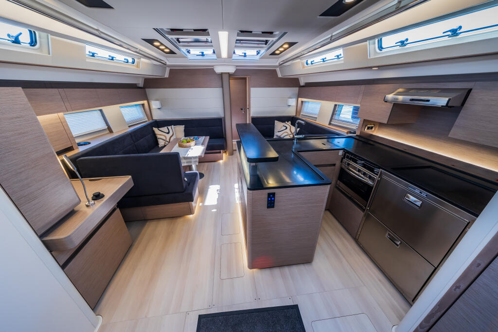 Sailing yacht 