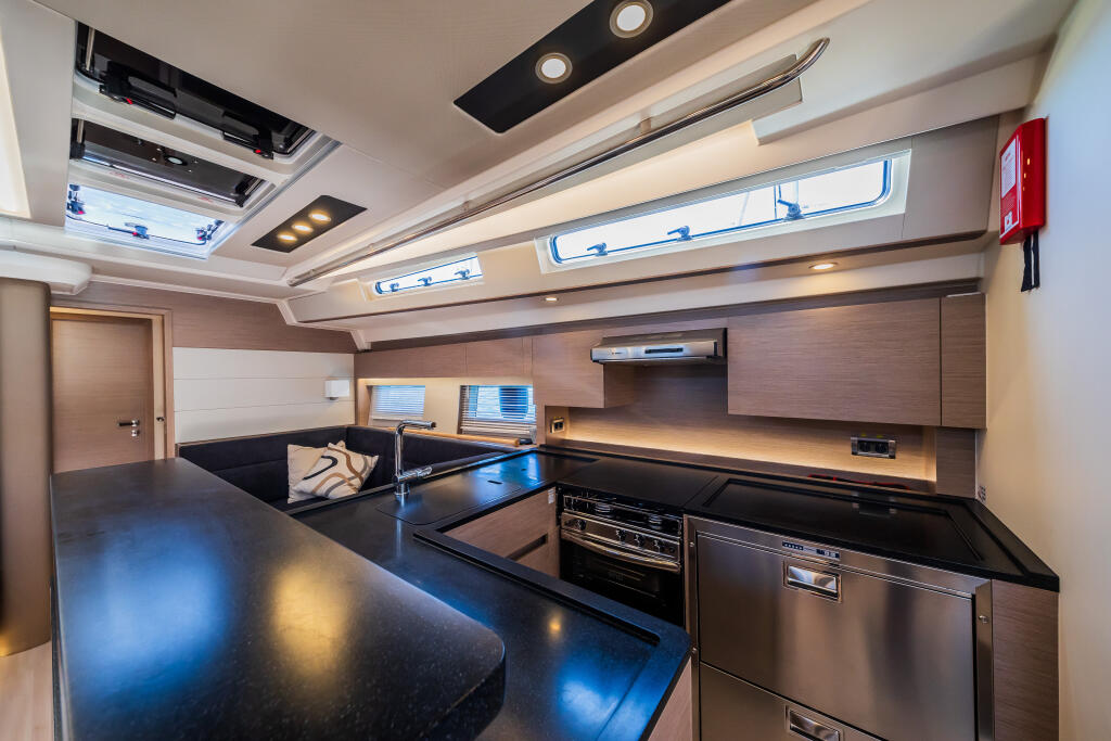 Sailing yacht 
