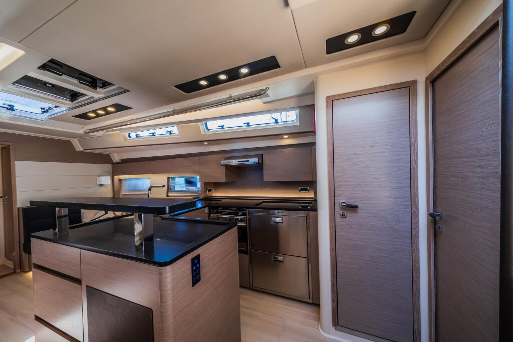 Sailing yacht 