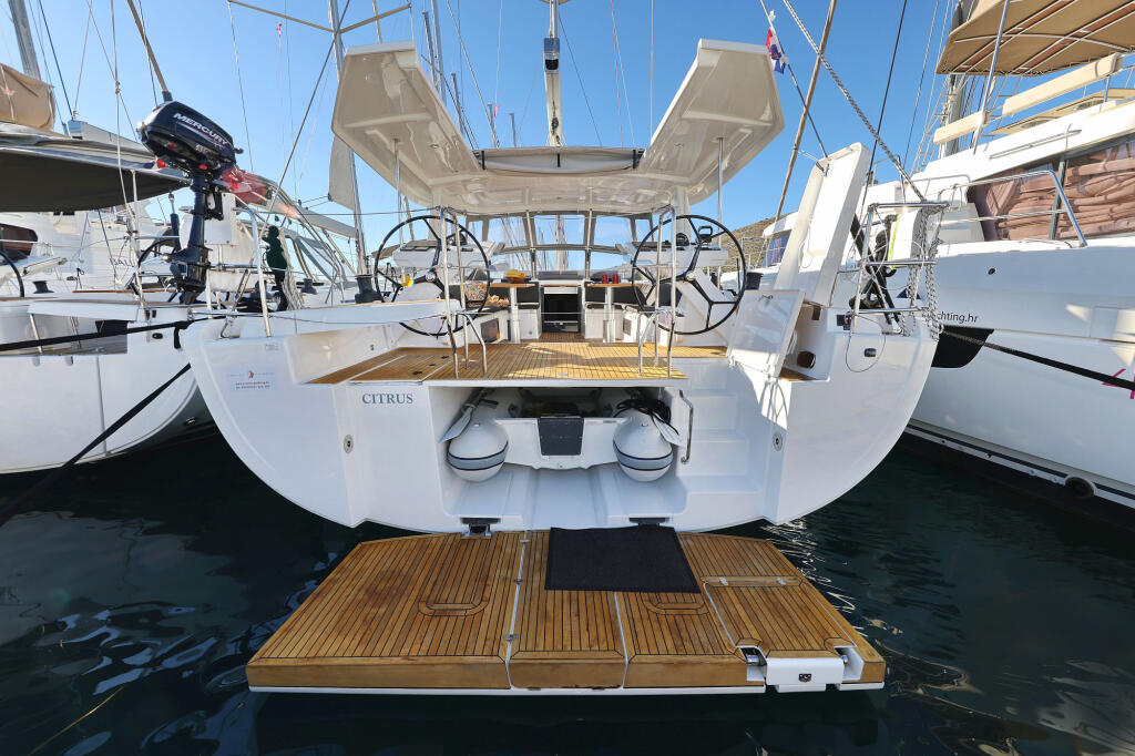 Sailing yacht 