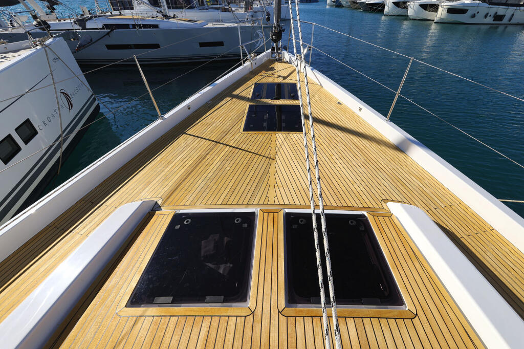 Sailing yacht 