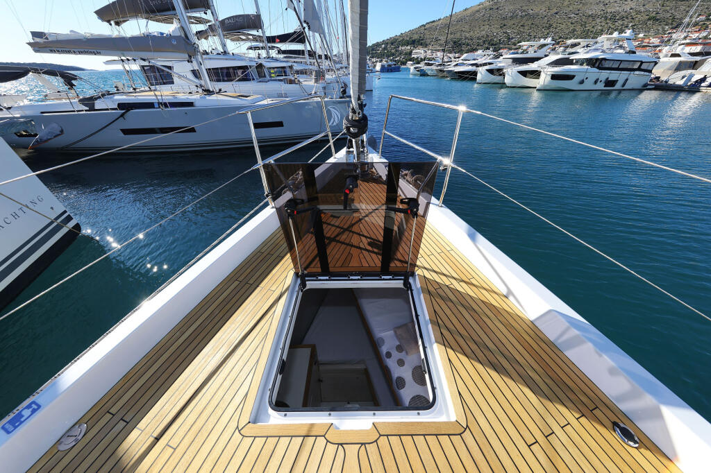Sailing yacht 
