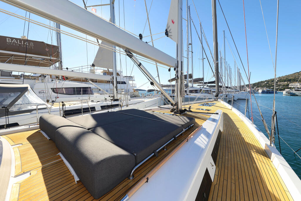 Sailing yacht 