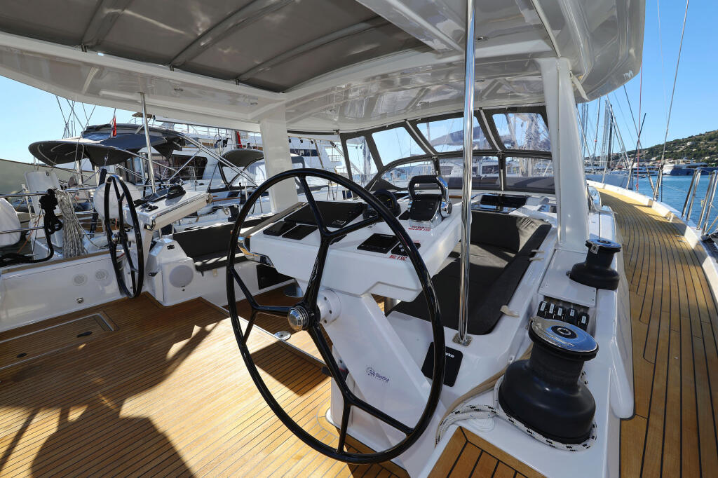 Sailing yacht 