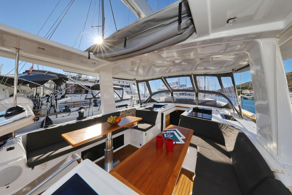 Sailing yacht 