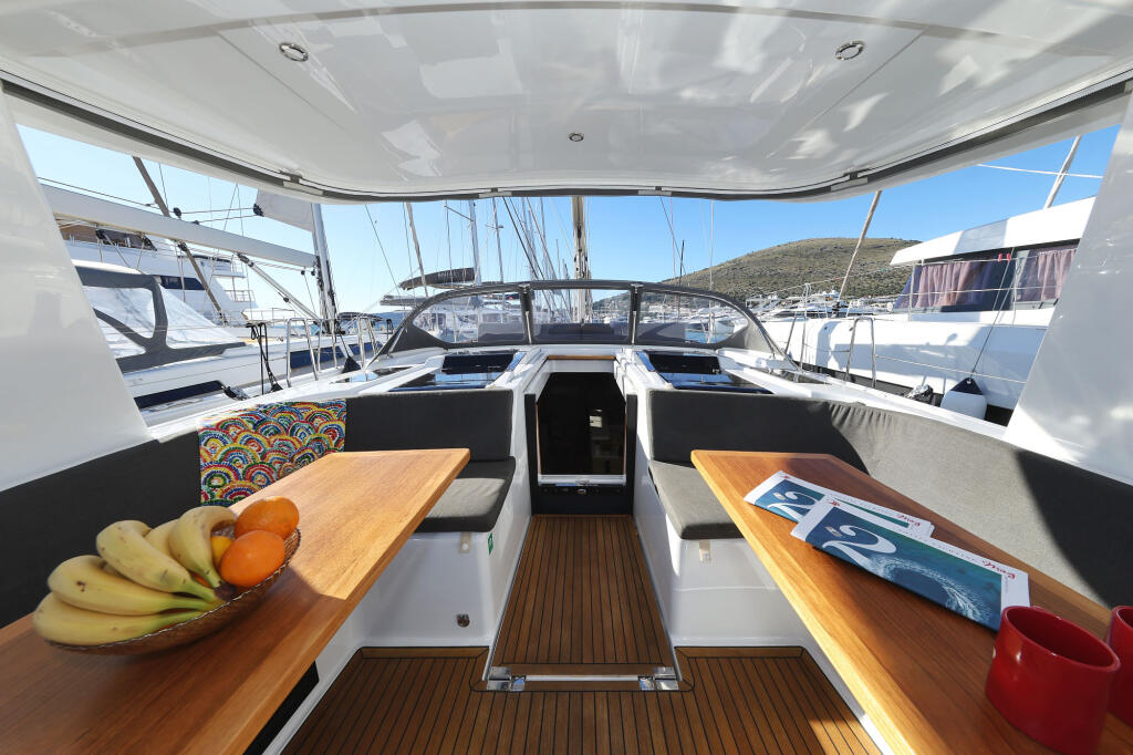 Sailing yacht 