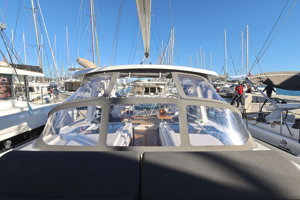 Sailing yacht 