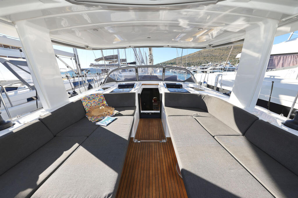 Sailing yacht 