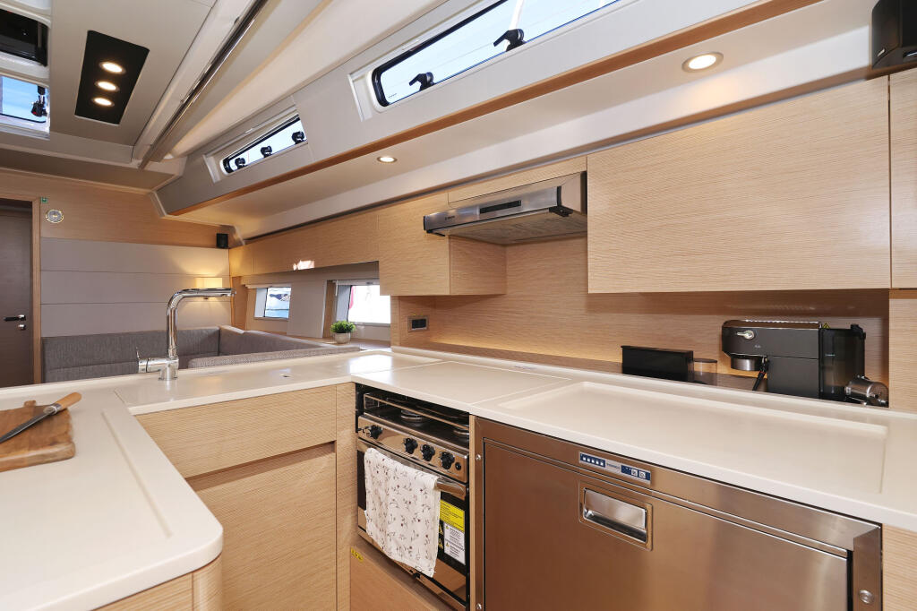 Sailing yacht 