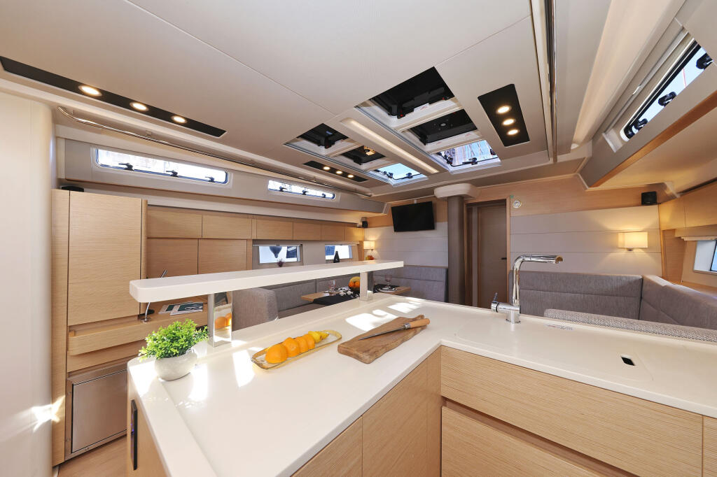 Sailing yacht 