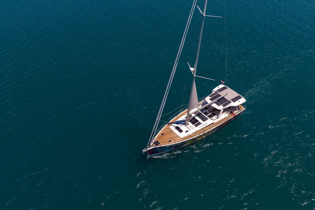 Sailing yacht 