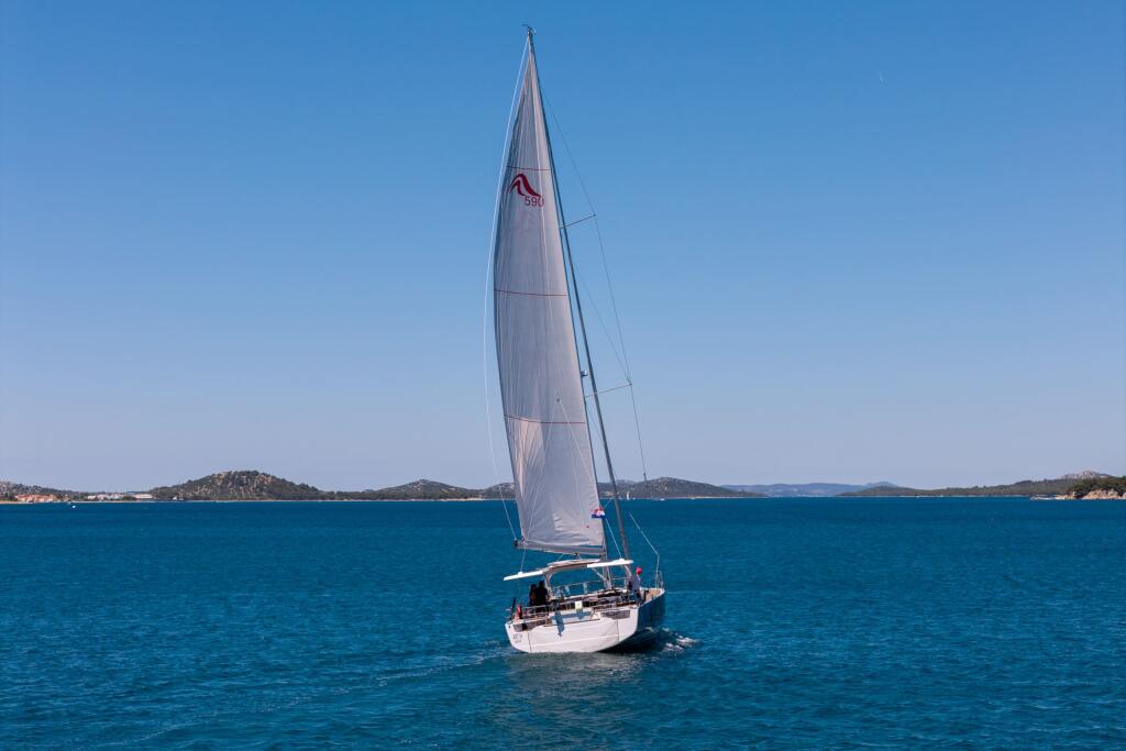 Sailing yacht 