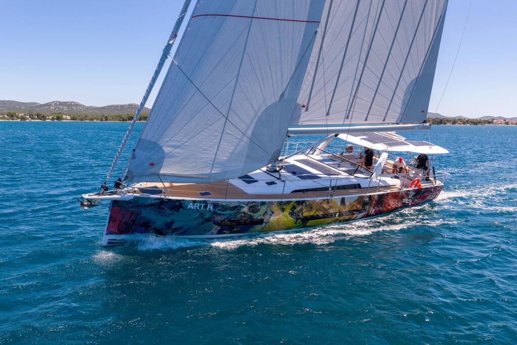 Sailing yacht 