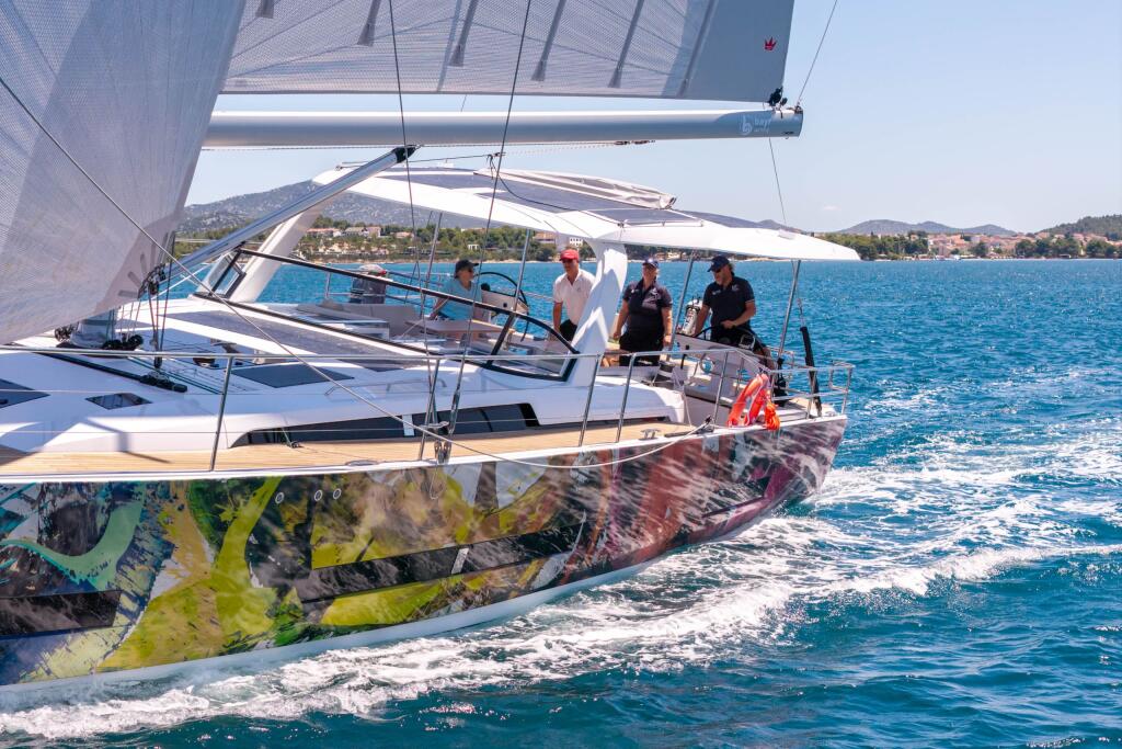 Sailing yacht 