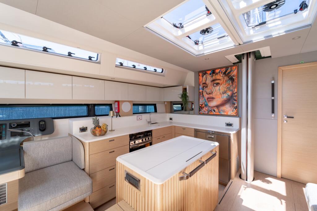 Sailing yacht 