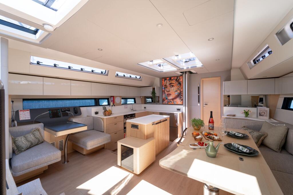 Sailing yacht 