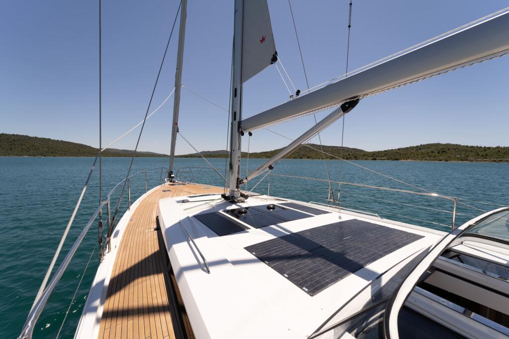 Sailing yacht 