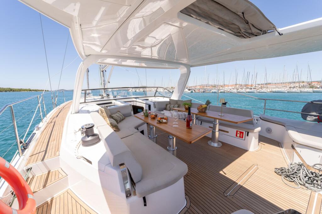Sailing yacht 