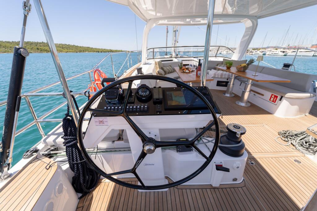 Sailing yacht 