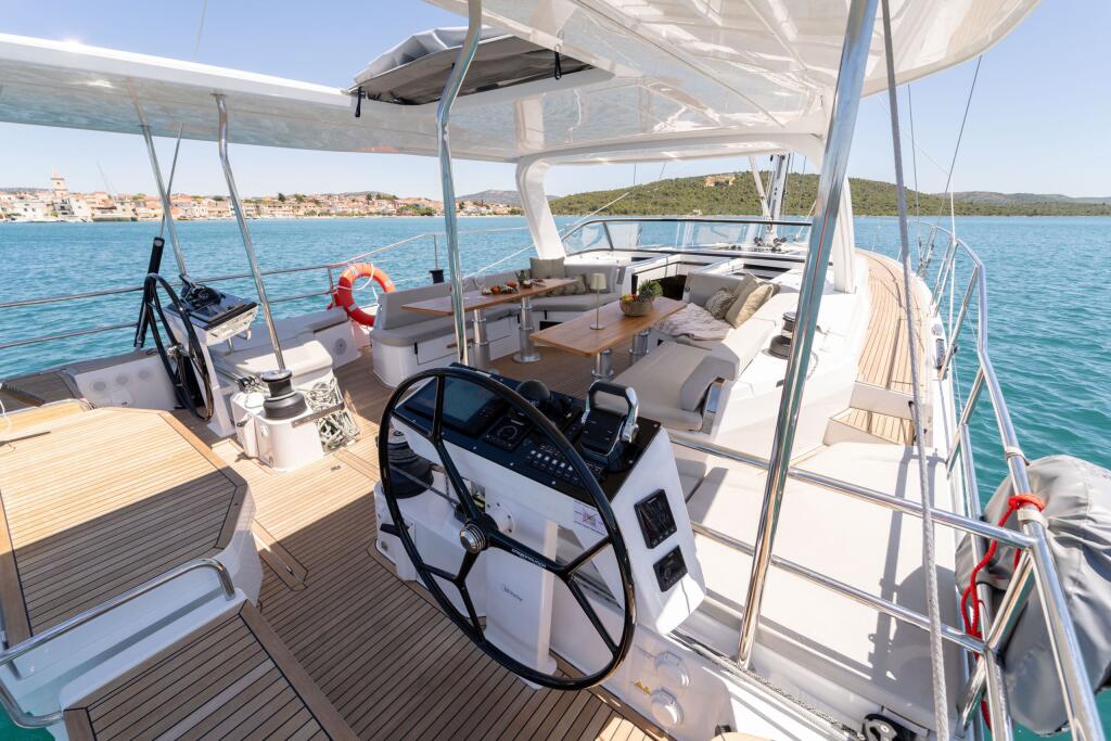 Sailing yacht 