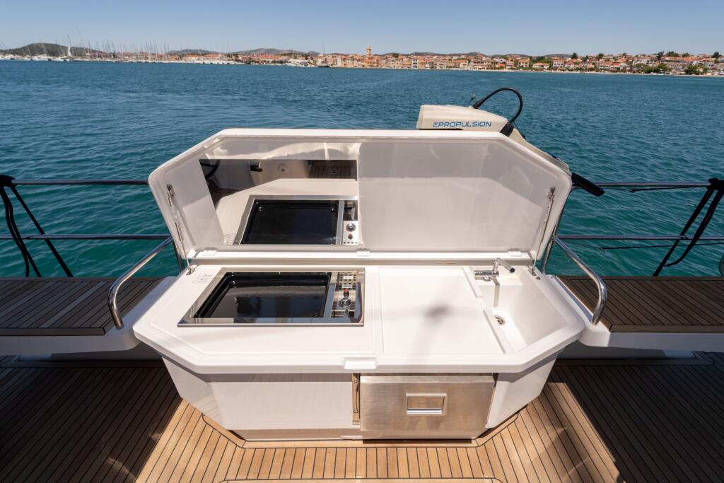Sailing yacht 