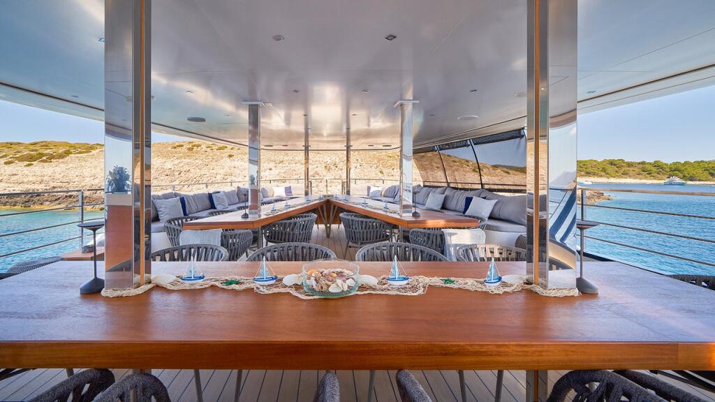 Luxury motor yacht 