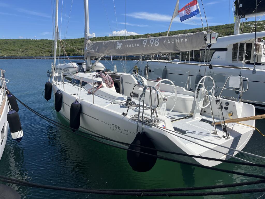 Sailing yacht 