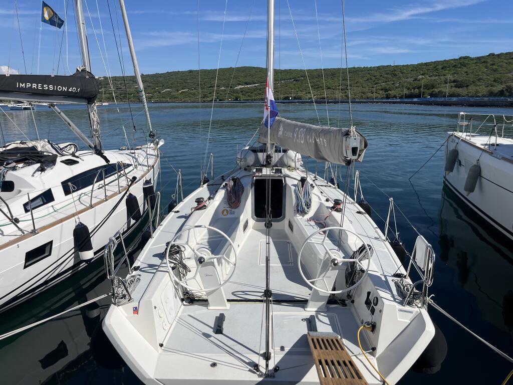 Sailing yacht 