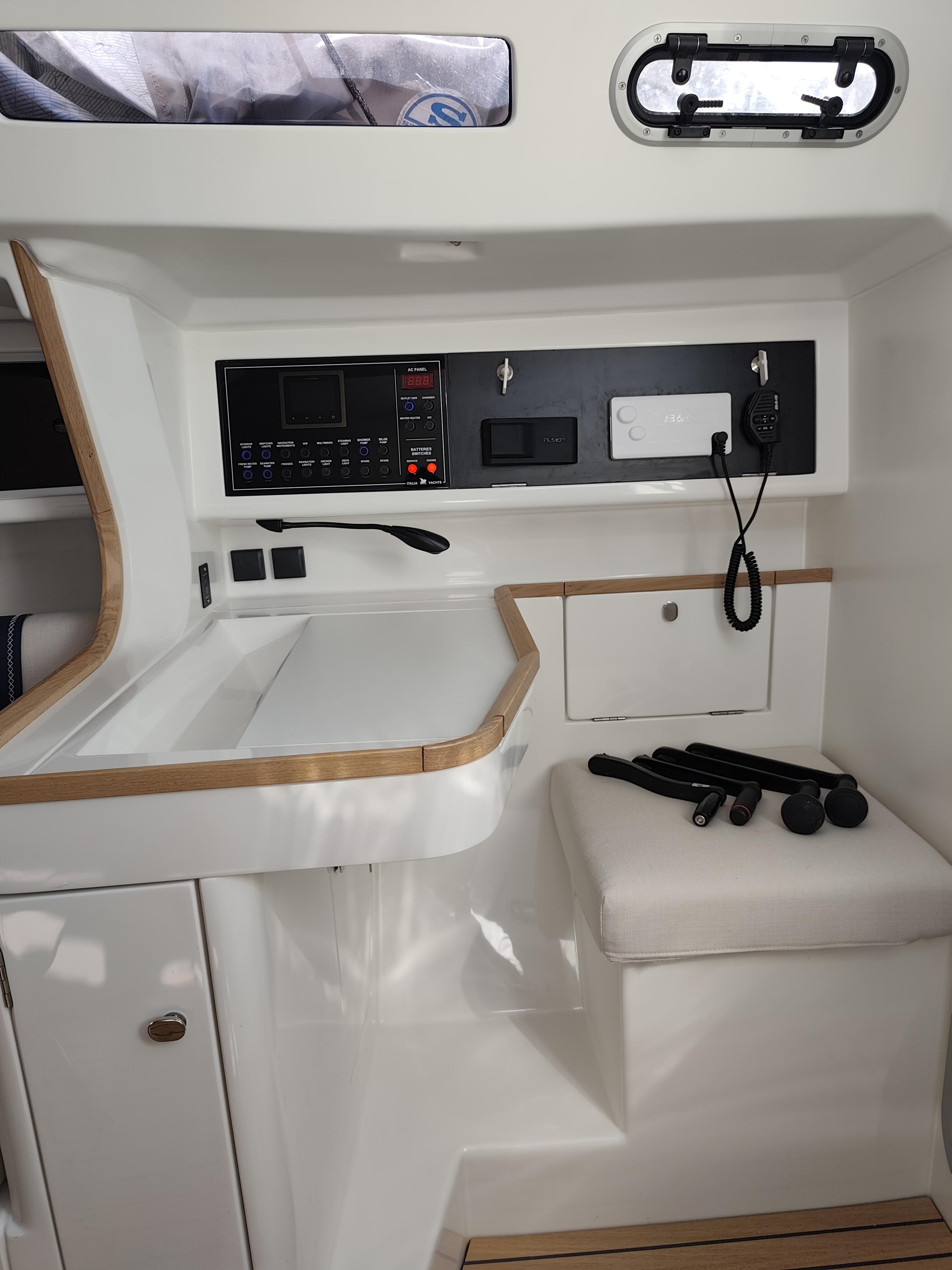 Sailing yacht 