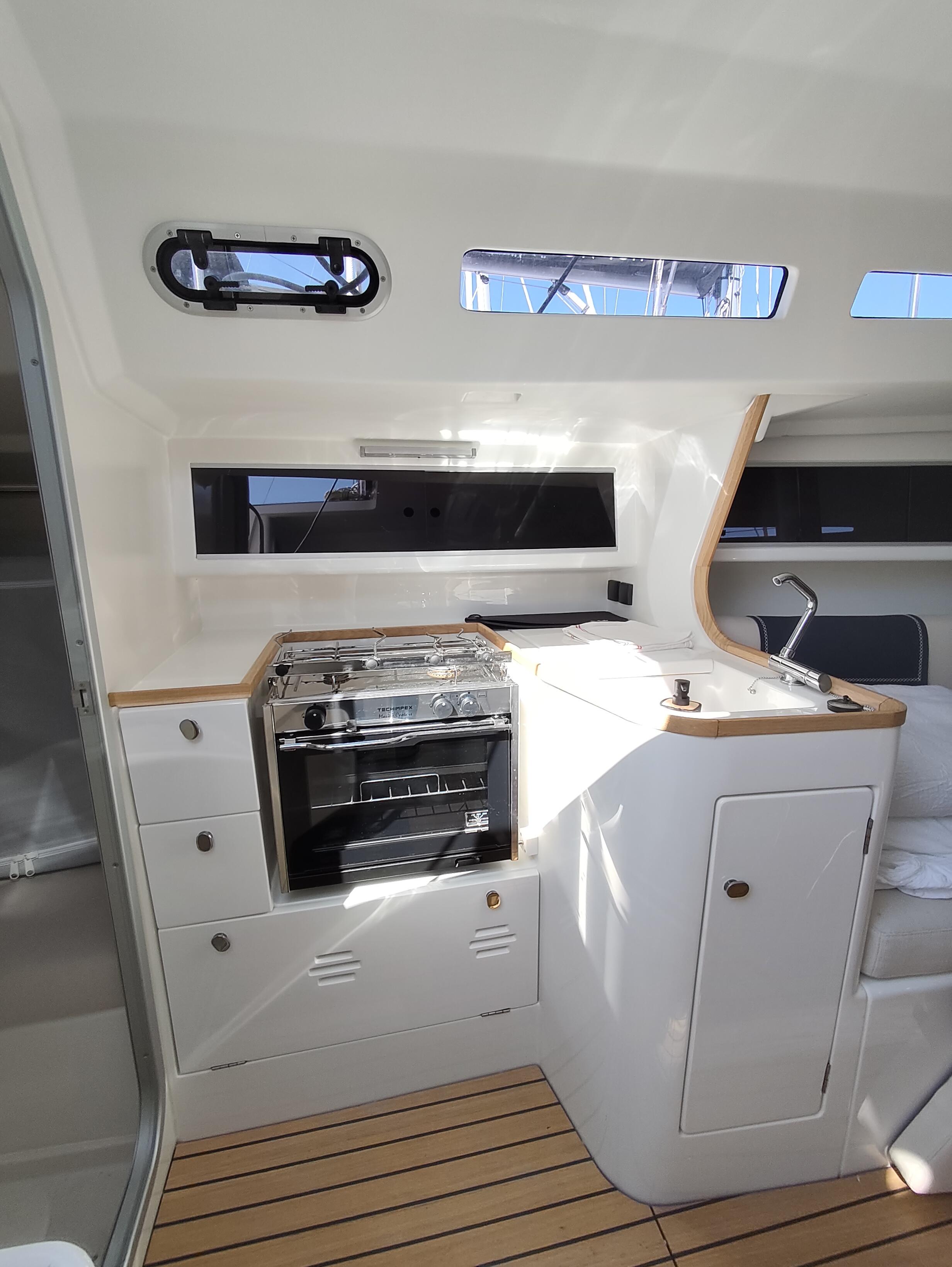 Sailing yacht 