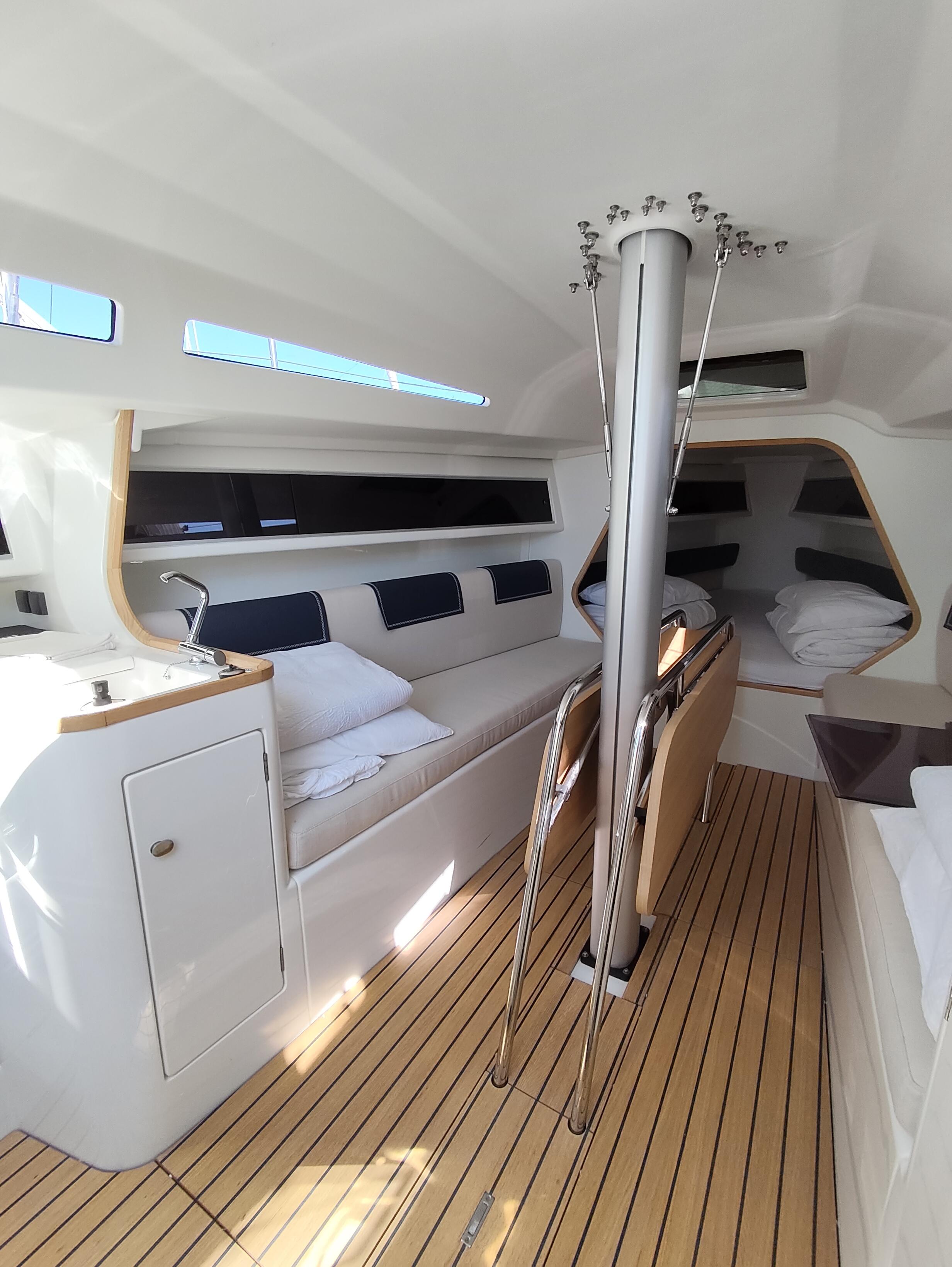 Sailing yacht 
