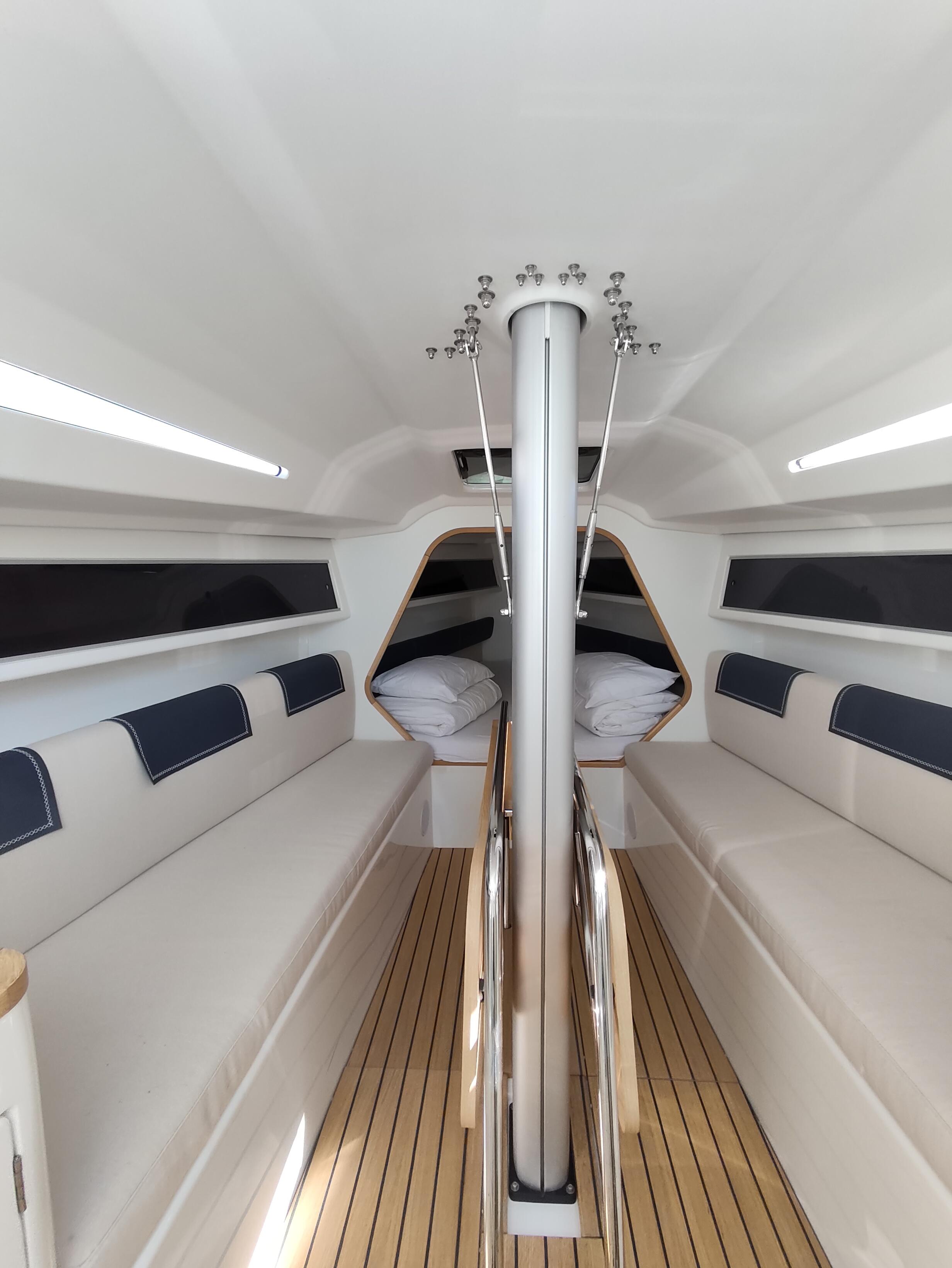 Sailing yacht 