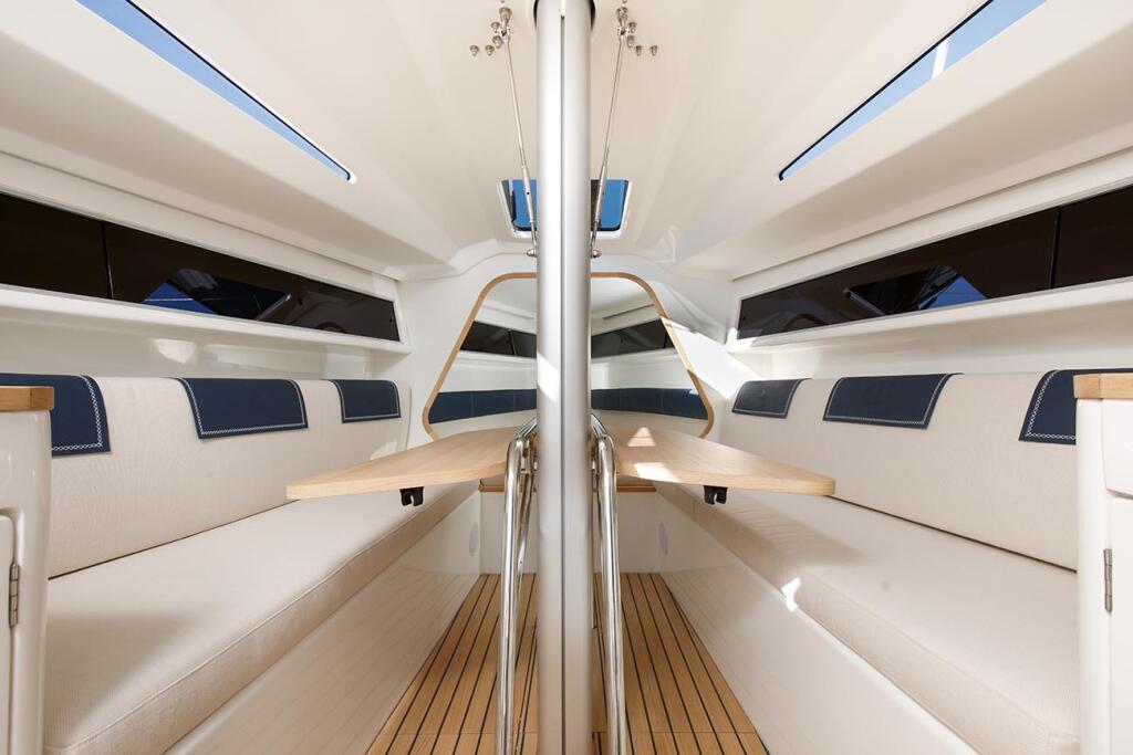 Sailing yacht 