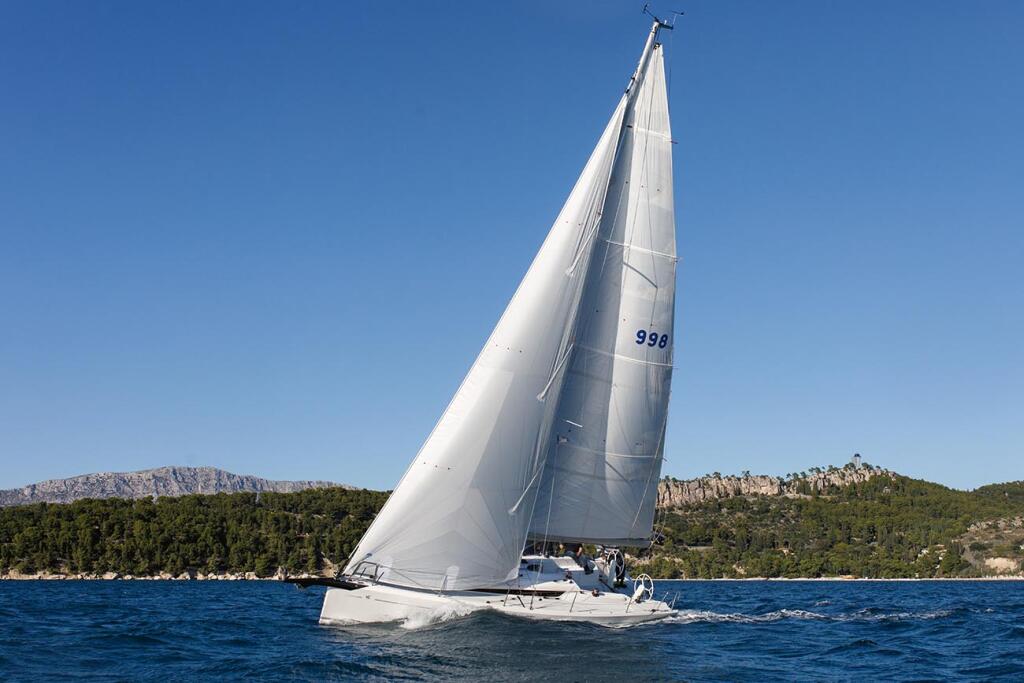 Sailing yacht 