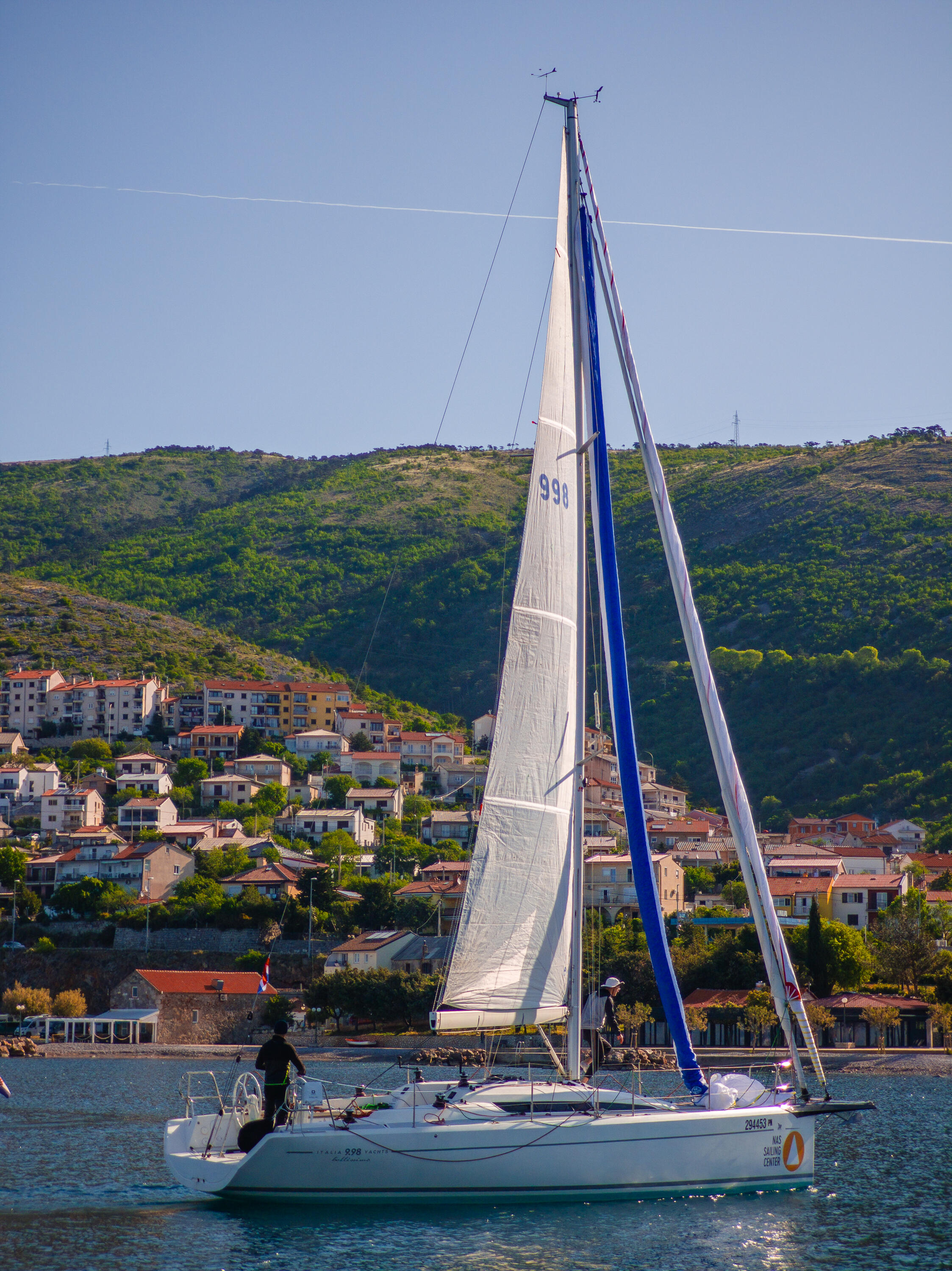 Sailing yacht 