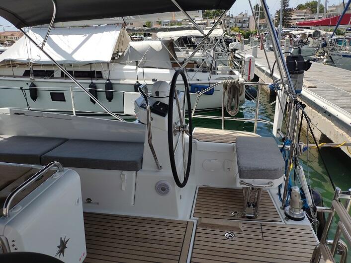 Sailing yacht 